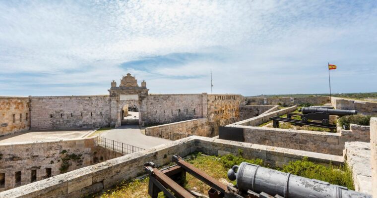 Majestuosa La Mola: La Fortaleza de Menorca